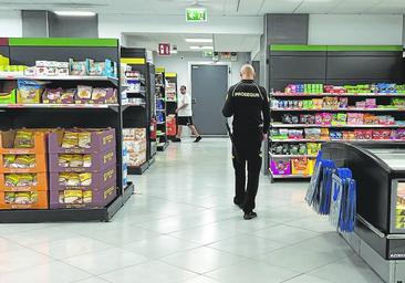 Un vigilante de seguridad, en el interior de un supermercado.