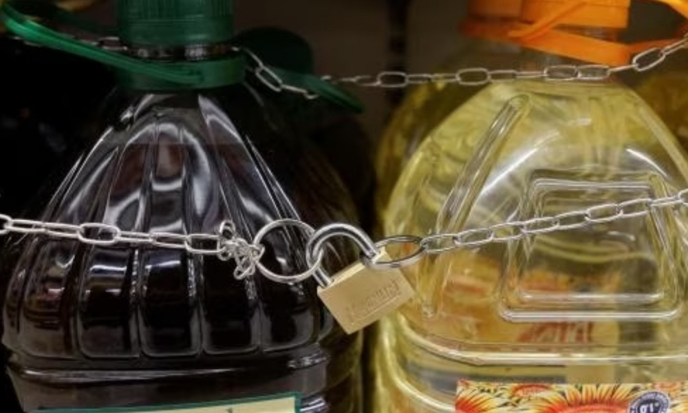 Candados y alarmas para evitar el robo de aceite de oliva en los supermercados