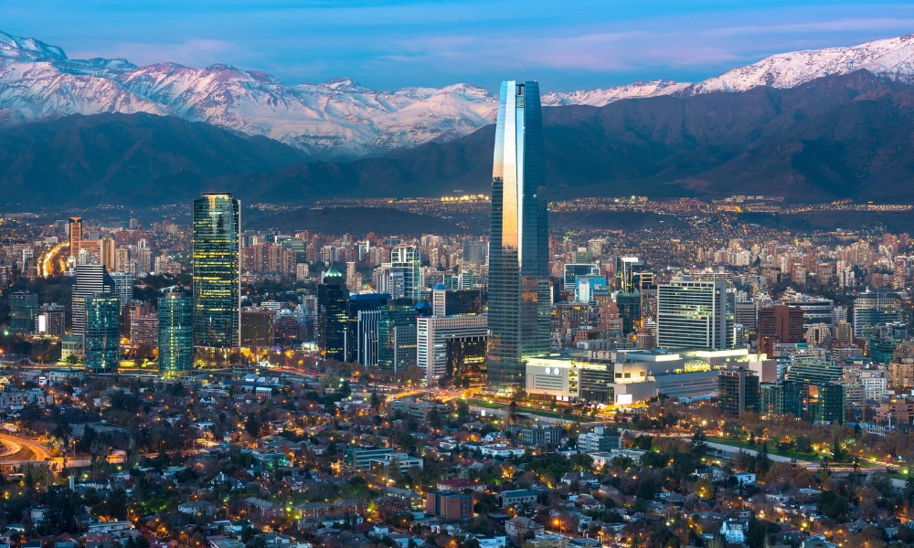 FMI proyecta que Chile crecería hasta 2% en 2024 y hace un llamado a reformar el sistema tributario y previsional