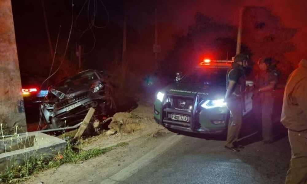 Más de 30 sujetos: Turba intenta robar supermercado en San Bernardo, quema autos y dispara contra Carabineros en su huida