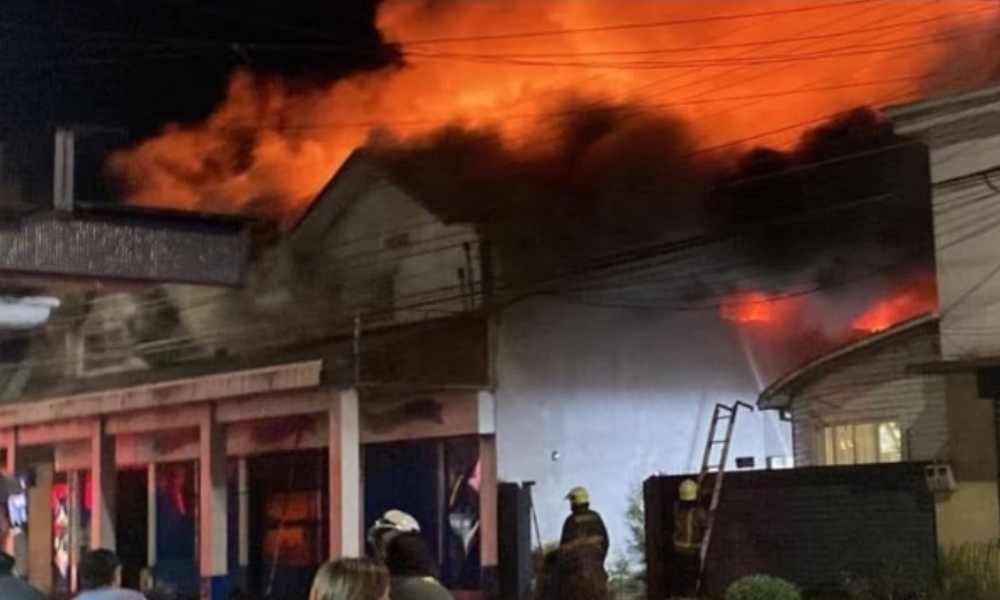 Gigantesco incendio destruye supermercado y 4 locales en Loncoche: dos bomberos resultaron heridos