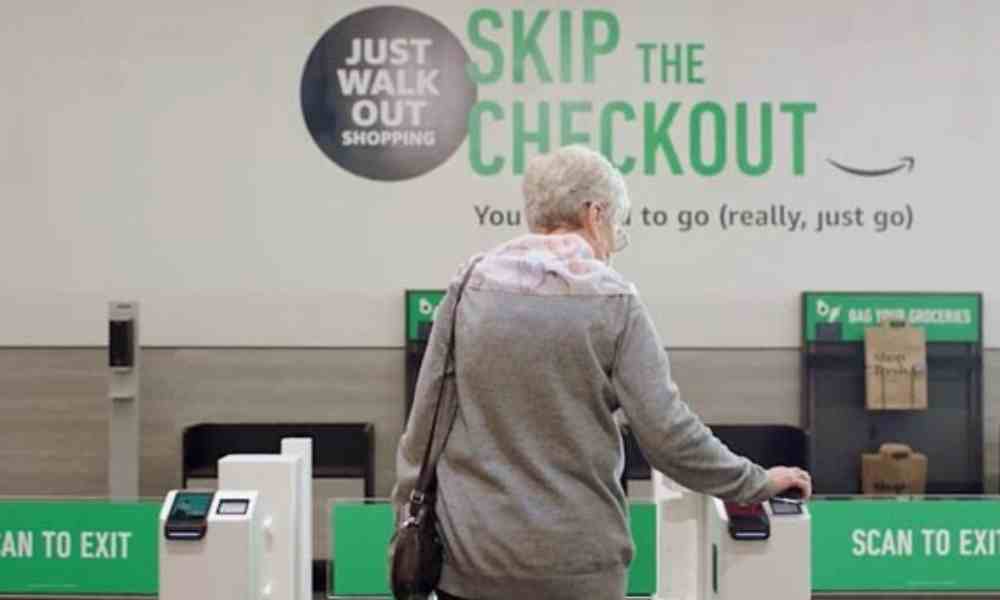 La nueva generación de supermercados de Amazon apuesta por carritos inteligentes y dice adiós al pago automático
