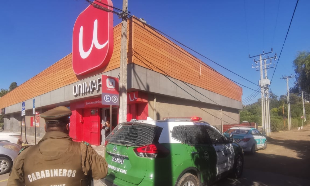 Carabineros detienen a 4 sujetos por robar con la técnica del “Carrazo” en supermercado Unimarc de Santo Domingo