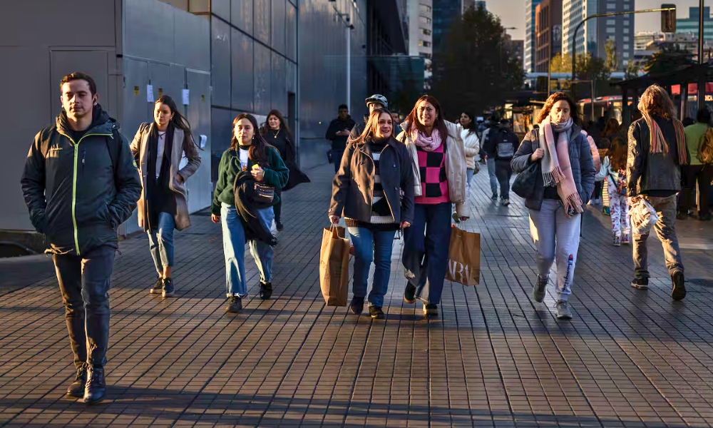 Los argentinos vuelven a comprar en Chile escapando de la inflación: encuentran artículos hasta tres veces más baratos