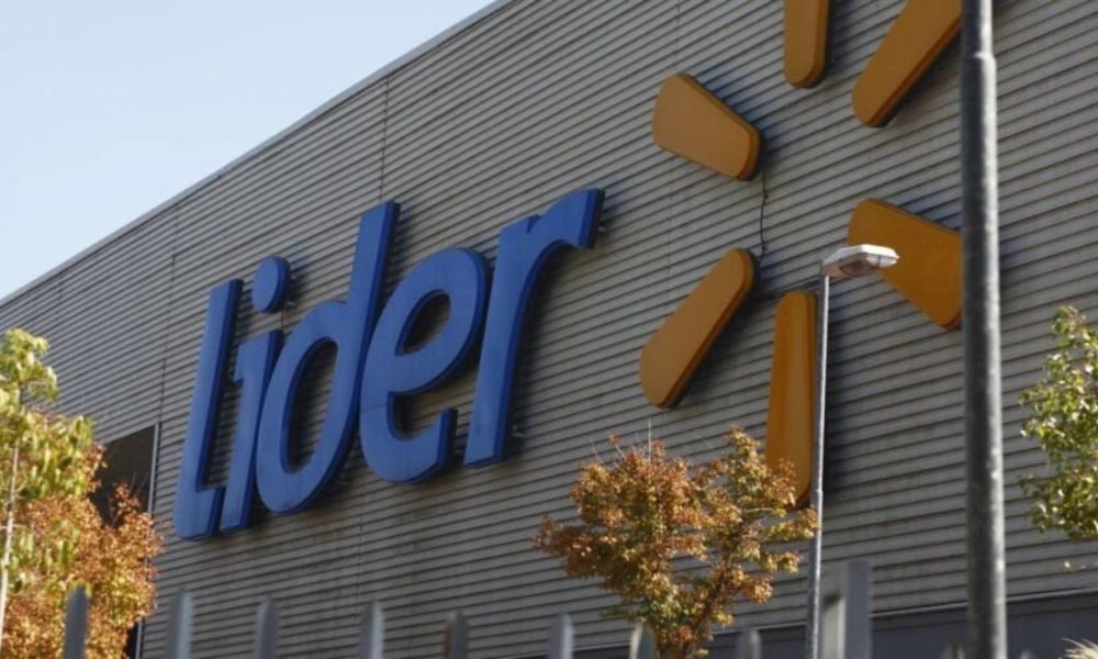 15 años de Walmart en Chile: La radiografía de la industria de los supermercados en el país que realizó su presidenta
