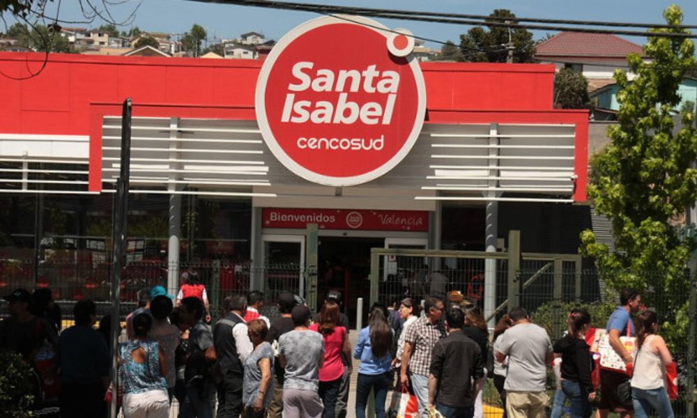 Cencosud deberá pagar más de $13 millones a cliente que se cayó ingresando a Santa Isabel en Santiago