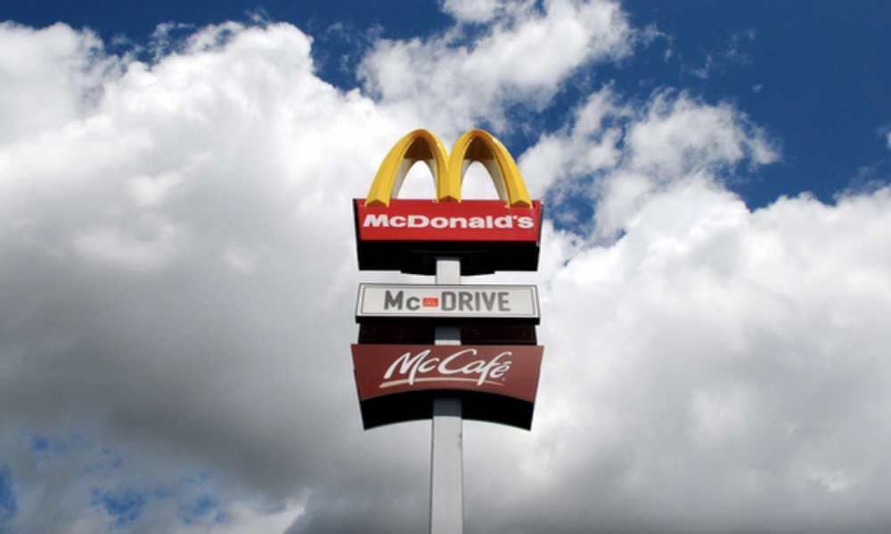 McDonald’s da marcha atrás con la inteligencia artificial: suspende el proyecto piloto que automatizaba el McAuto