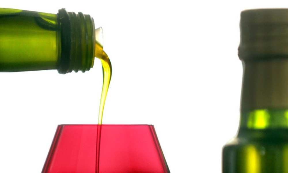 Aceite de oliva en las nubes: Precio se ha disparado 43% y litro en supermercados parte en $12 mil por escasez mundial