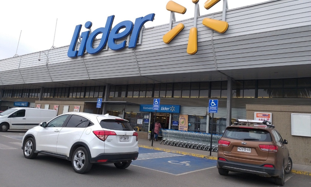 Alcalde visita terreno donde se construye el supermercado Líder en Vallenar