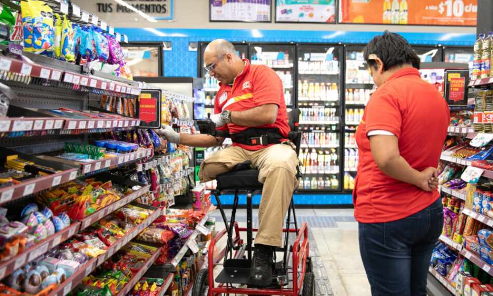 Oxxo inaugura su primera tienda diseñada para atender personas con discapacidades