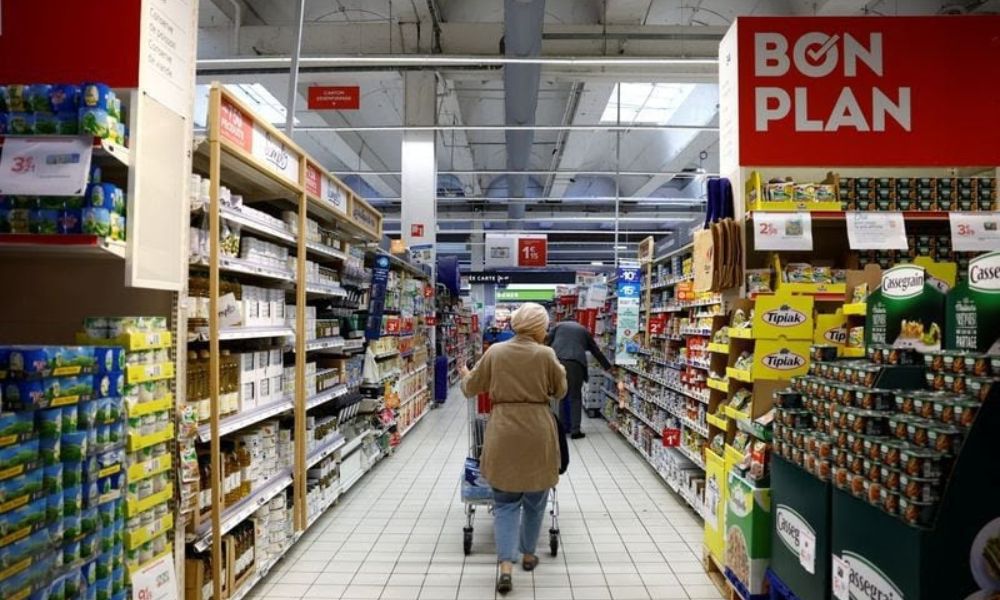 El encargado de un supermercado no aguanta más los robos y pone en funcionamiento un método ilegal contra ladrones