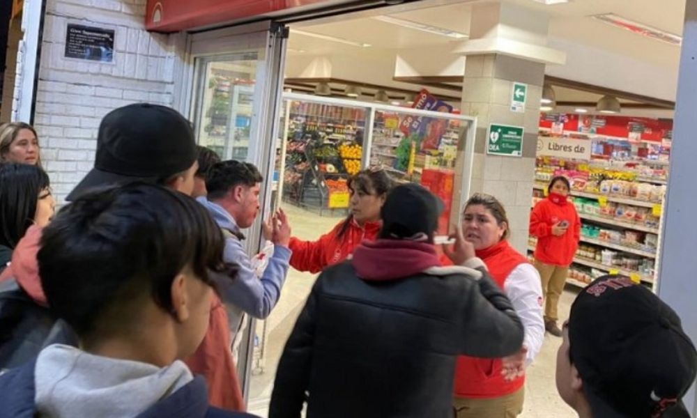 Realizan turbazo a supermercado frente a farmacia de La Cisterna que el gobierno clausuró por sufrir un turbazo