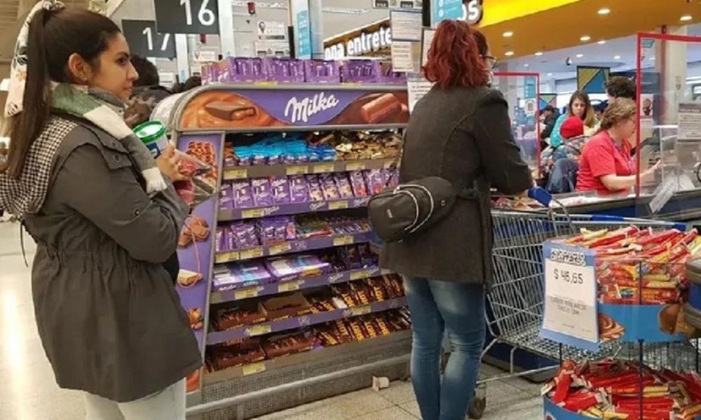 Rosario: prohíben productos «ultraprocesados» en zona de cajas de supermercados