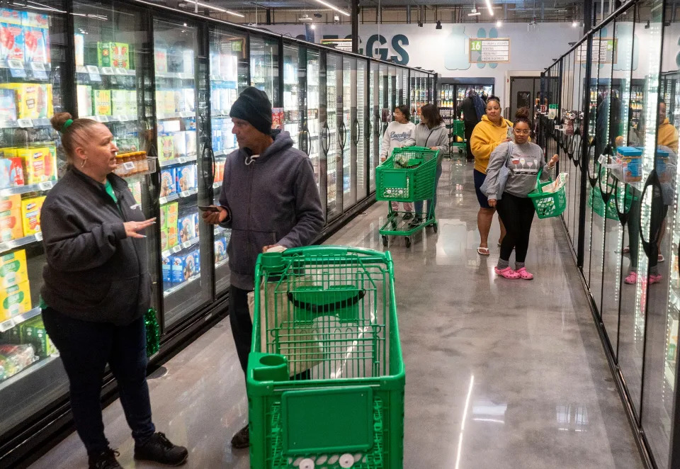 Compradores en uno de los pasillos de alimentos congelados en la gran inauguración del supermercado Amazon Fresh en Bensalem el jueves 22 de agosto de 2024.