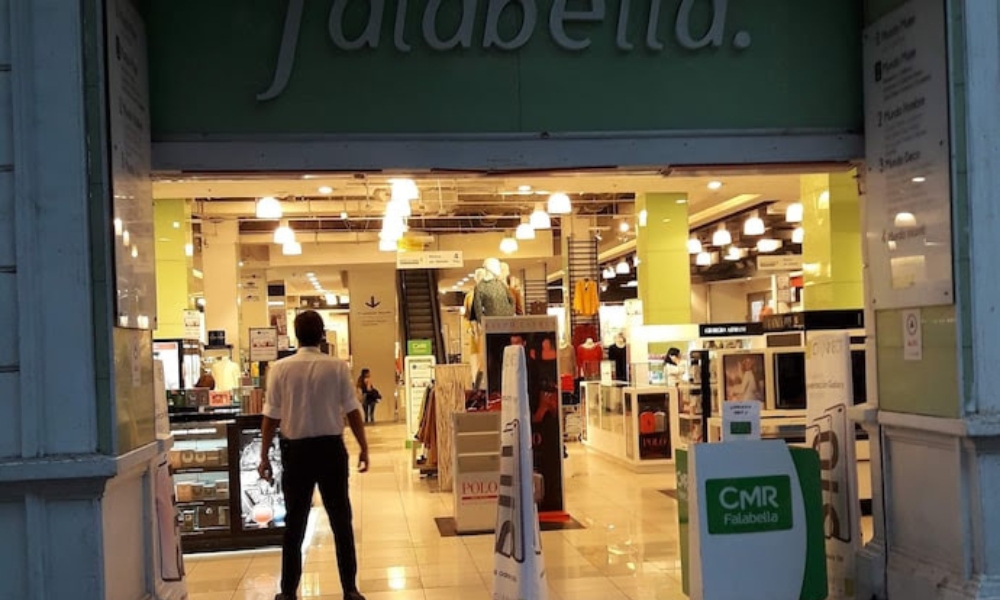 Detienen a tres sujetos que intentaban robar en tienda Falabella del centro de Santiago