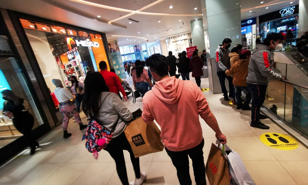 La economía chilena cierra el 2024 con un repunte en el interés por consumir y en la creación de empresas