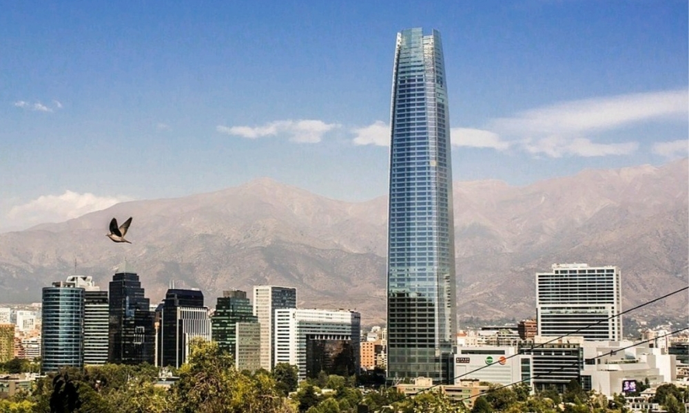 Cámaras con IA refuerzan la detección de incendios forestales en la Región Metropolitana desde Costanera Center
