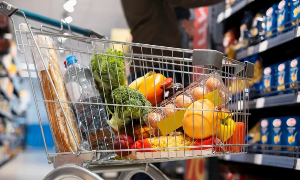 Un supermercado implementa una fianza de $11.400 para agilizar las compras sin pasar por caja