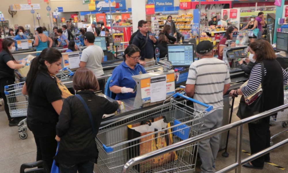 El impacto del apagón en el consumo: Ventas de productos de emergencia se dispararon en Walmart Chile