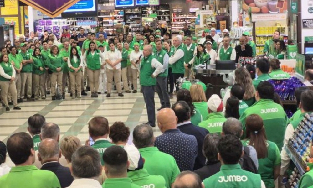 Manfred Paulmann lidera homenaje de trabajadores de los Jumbo tras muerte de su fundador: se replicó en más de mil instalaciones