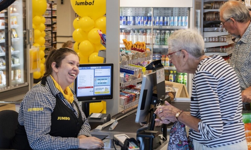 Supermercado abre «cajas de charla» para luchar contra la soledad en los ancianos