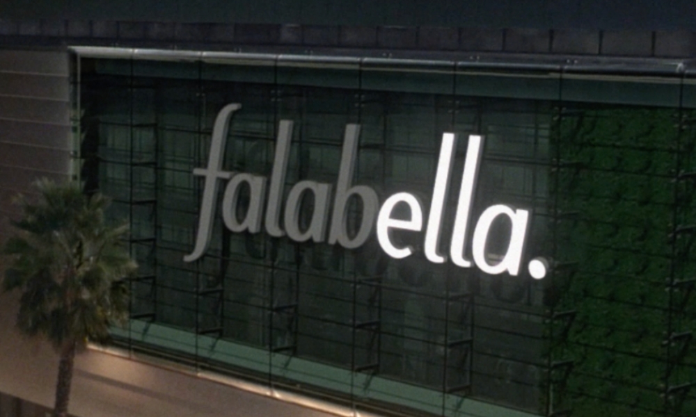 Falabella se transforma en “Ella” para celebrar a las madres en todo Chile