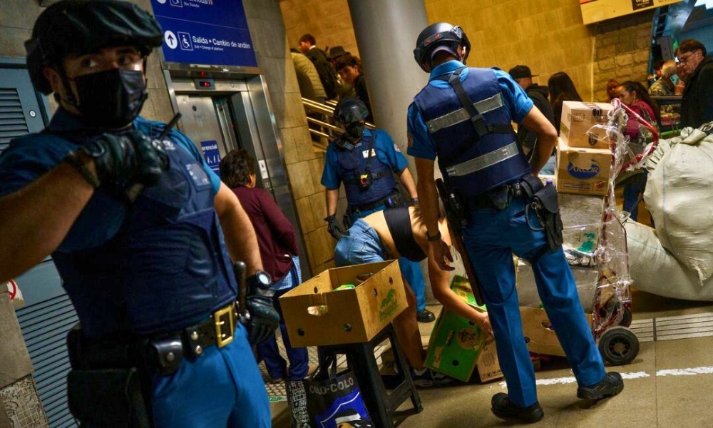 La batalla de Metro contra el comercio ilegal: lo que se sabe sobre las “mafias” de vendedores ambulantes y la falta de atribuciones para sacarlos