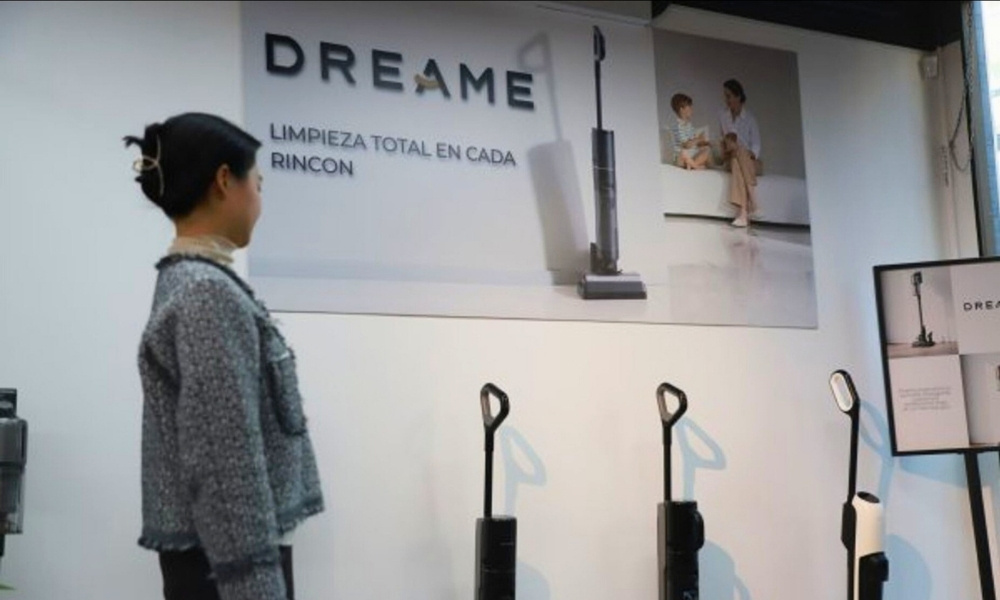 Fabricante china de aspiradoras inteligentes se lanza por el mercado chileno: quiere abrir 30 puntos de venta en un año