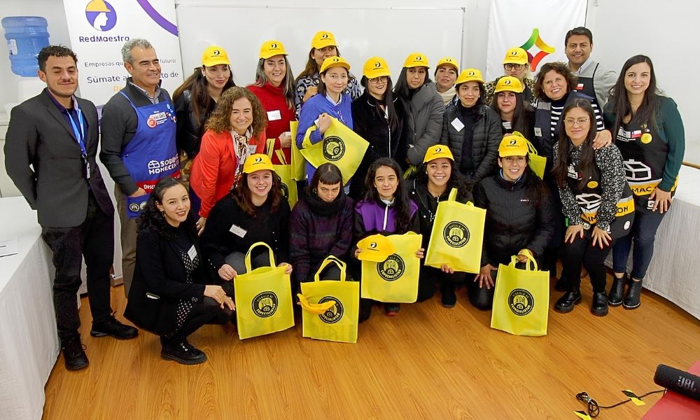 Sodimac y RedMaestra lanzan programa conjunto para formar a nuevas mujeres electricistas