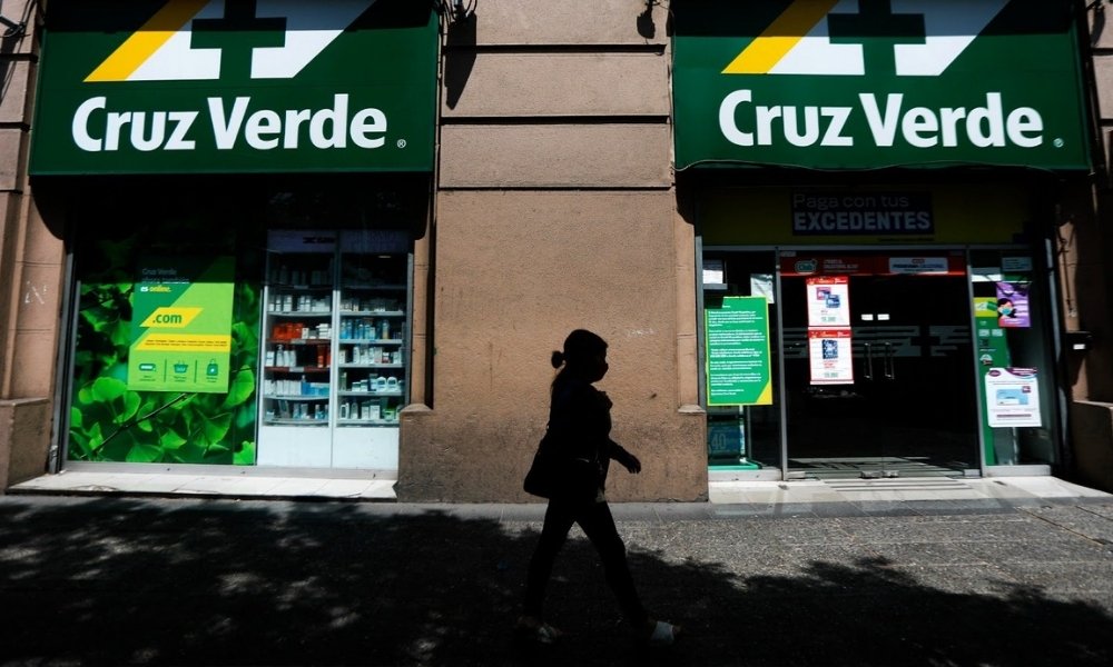 La reorganización de Cruz Verde en medio de despidos: la cadena busca superar las mil farmacias en el país este año