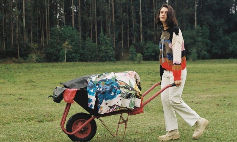 La historia de Roberta, la marca de vestuario inspirada en el sur y tejida a mano que nació en Valdivia y que logró conquistar a tiendas Paris