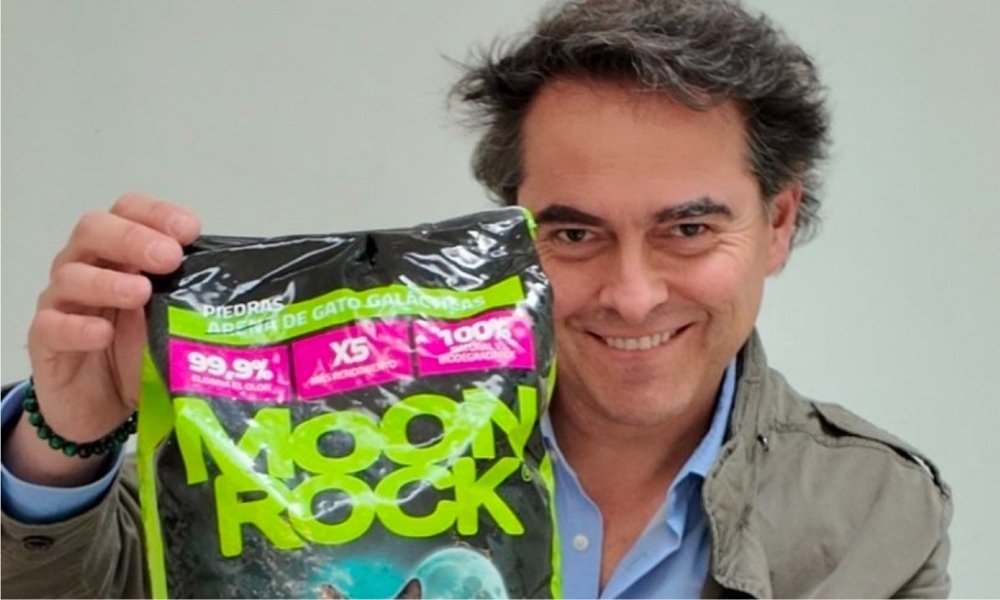 El “doctor Lindorfo” apuesta por la innovación local y se suma a Moonrock, arena de gatos hecha con algas fósiles