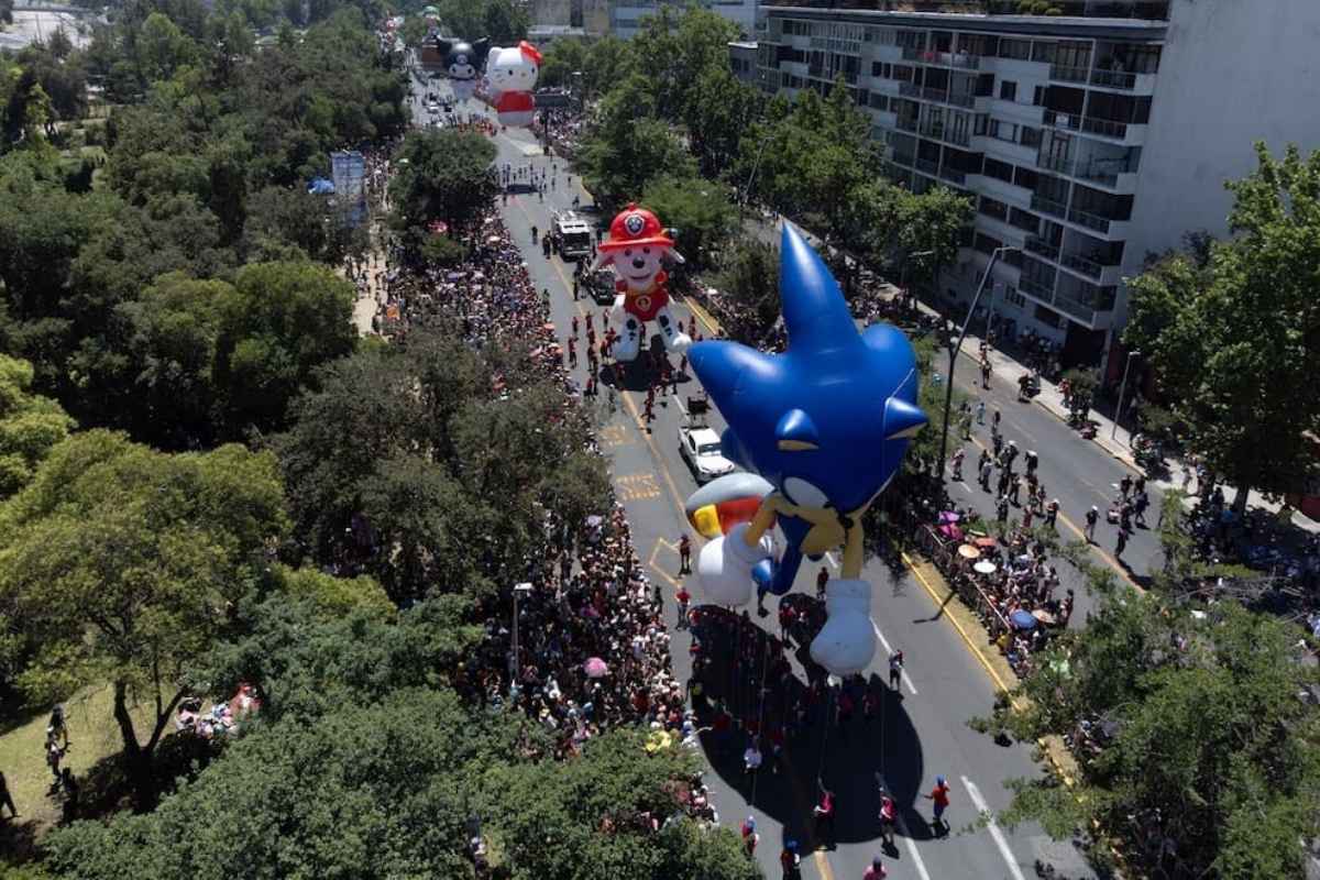 Paris Parade 2025 reúne a más de un millón de personas y 1.000 artistas en Santiago