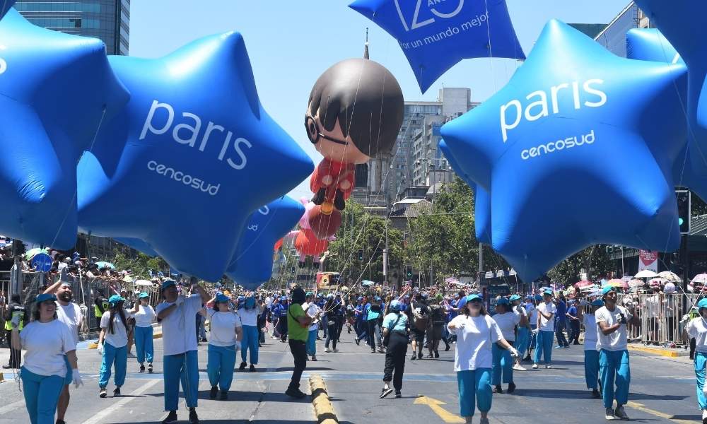 Un millón de personas celebrando Paris Parade en el desfile más grande de Sudamérica