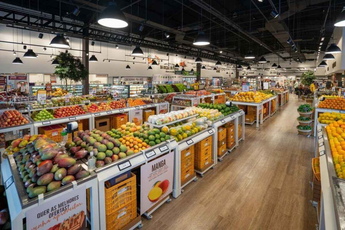 Cuando la fruta y la verdura lideran la tienda: así funciona el formato Hortifruti en Brasil