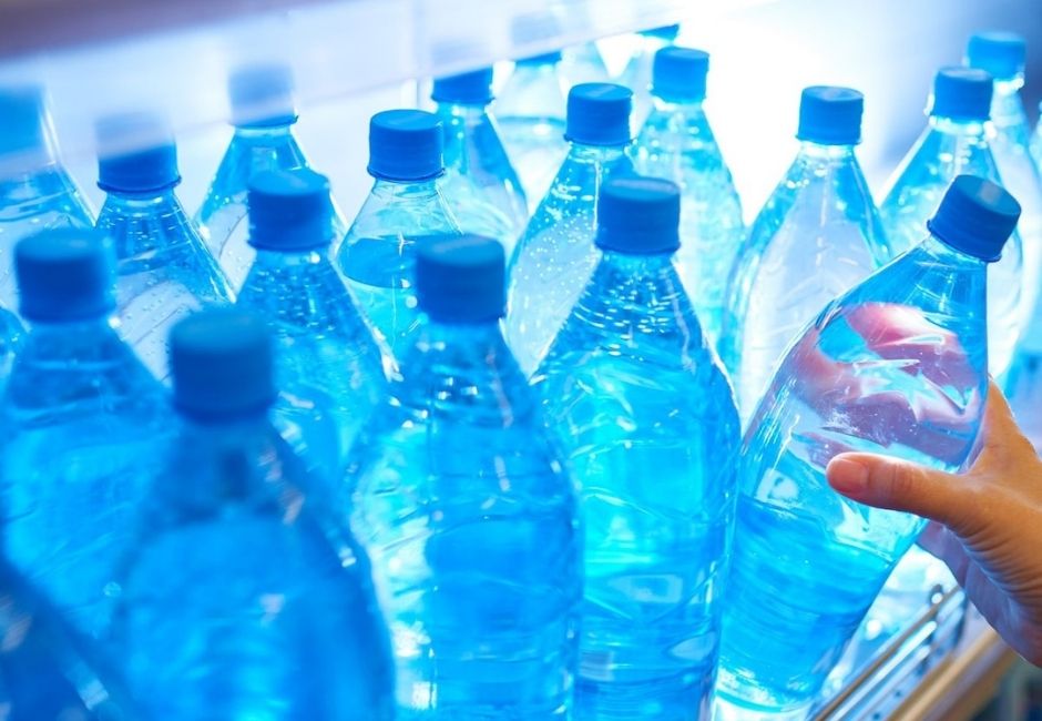 “$1.400 o $14.150: el agua embotellada que deja al descubierto una brecha de precio de casi $13 mil y un mercado con falencias de información”