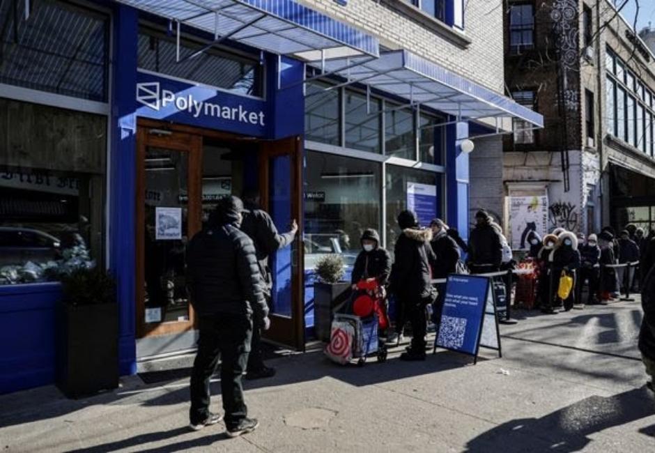 Furor por un supermercado gratuito: regala huevos, pan, frutas y papel higiénico a miles de personas