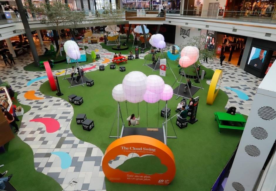 Mallplaza invita a salir y vivir la ciudad con inédita intervención artística que recorre Santiago y regiones