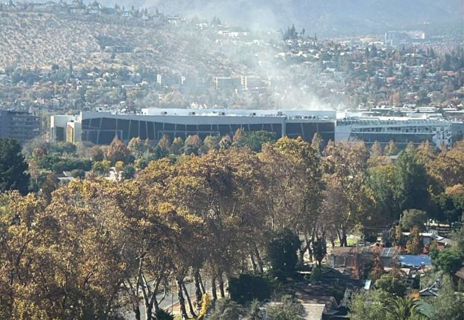 Emergencia en Mall Plaza Los Dominicos,  Incendio moviliza a Bomberos y obliga a masiva evacuación